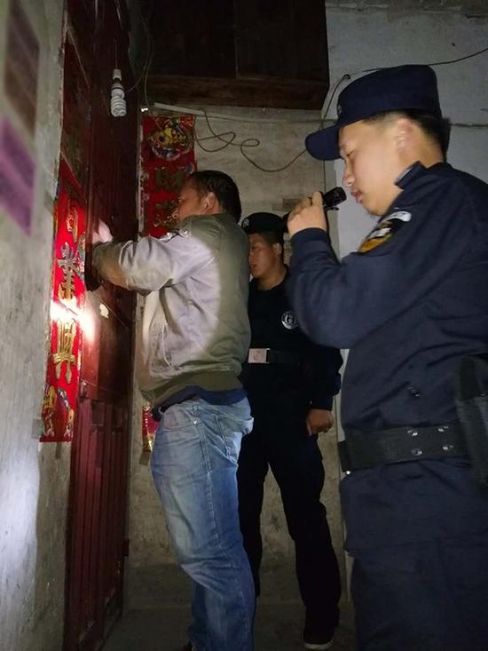 运城粗心妈妈误将幼女锁家中 民警全城寻开锁师傅开门